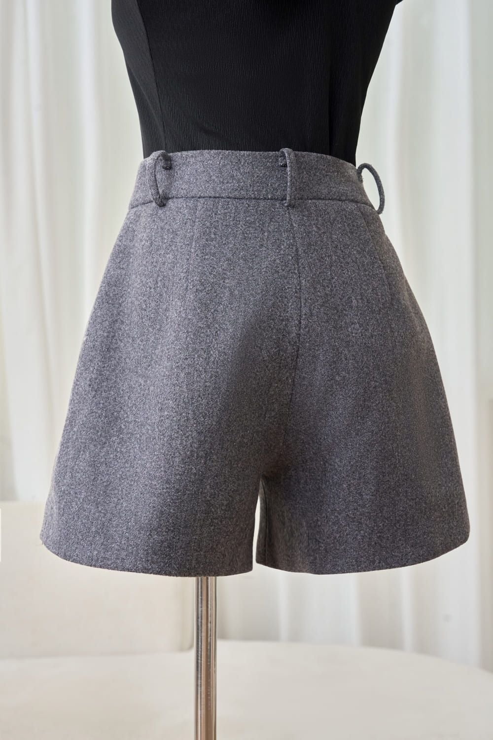 Quần sooc dạ Wooly dáng suông 2 lớp lót Habutai Cardina