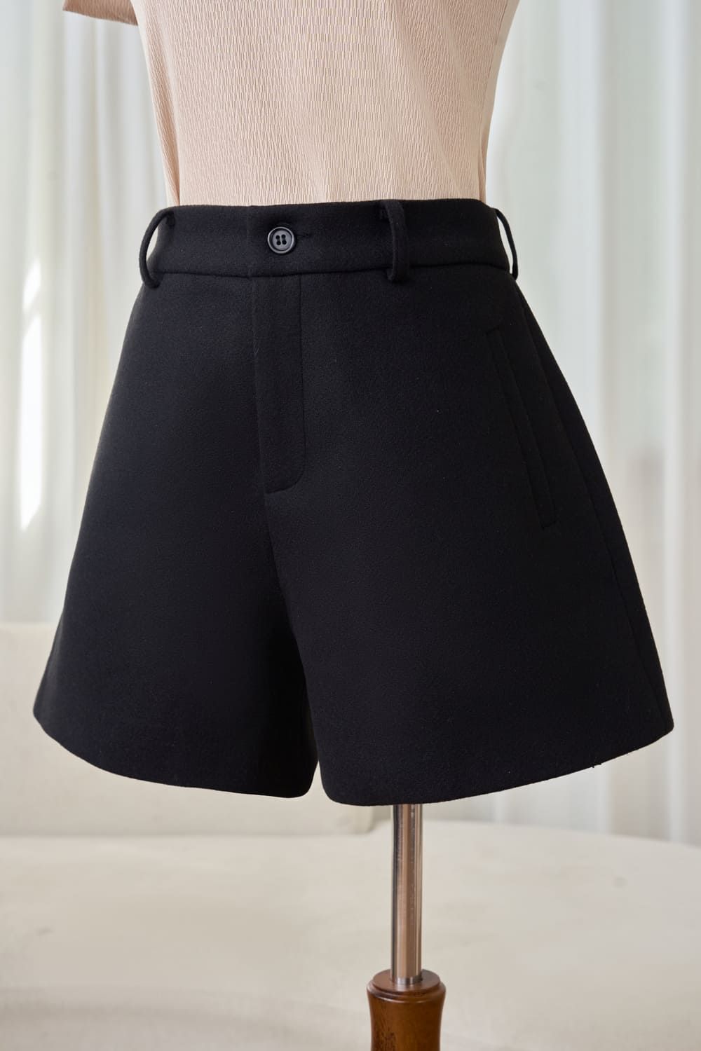 Quần sooc dạ Wooly dáng suông 2 lớp lót Habutai Cardina