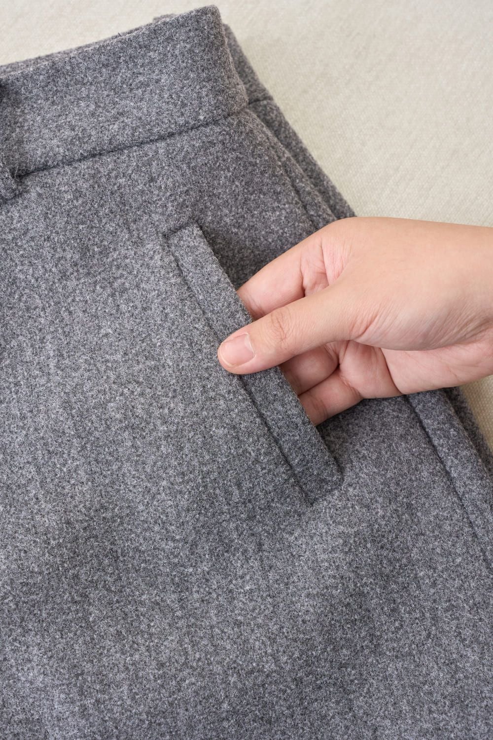 Quần sooc dạ Wooly dáng suông 2 lớp lót Habutai Cardina