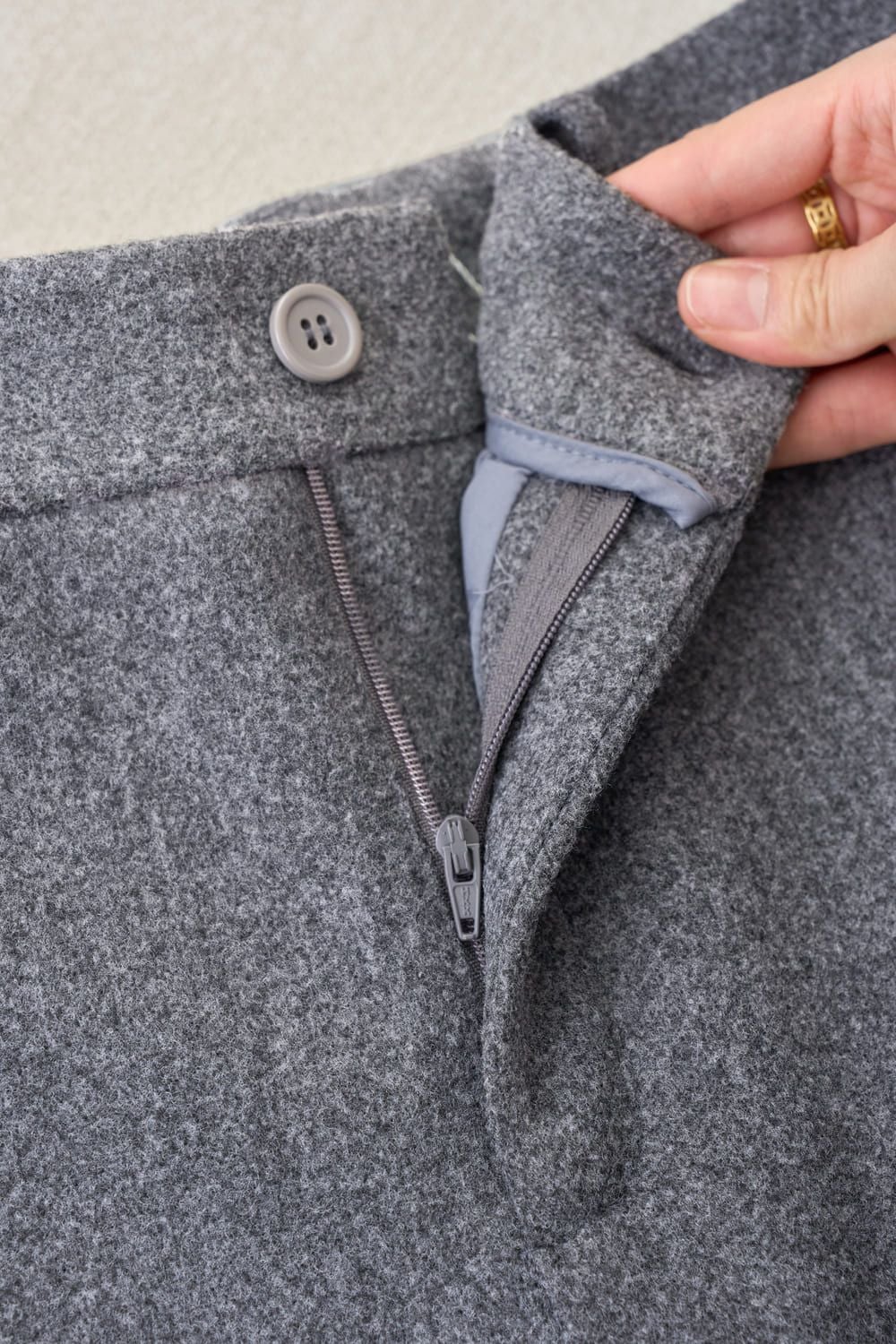 Quần sooc dạ Wooly dáng suông 2 lớp lót Habutai Cardina