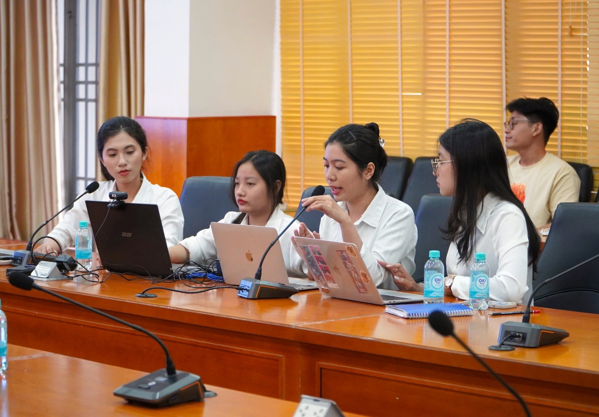 sinh viên ngành thương mại điện tử và dự án thực hành