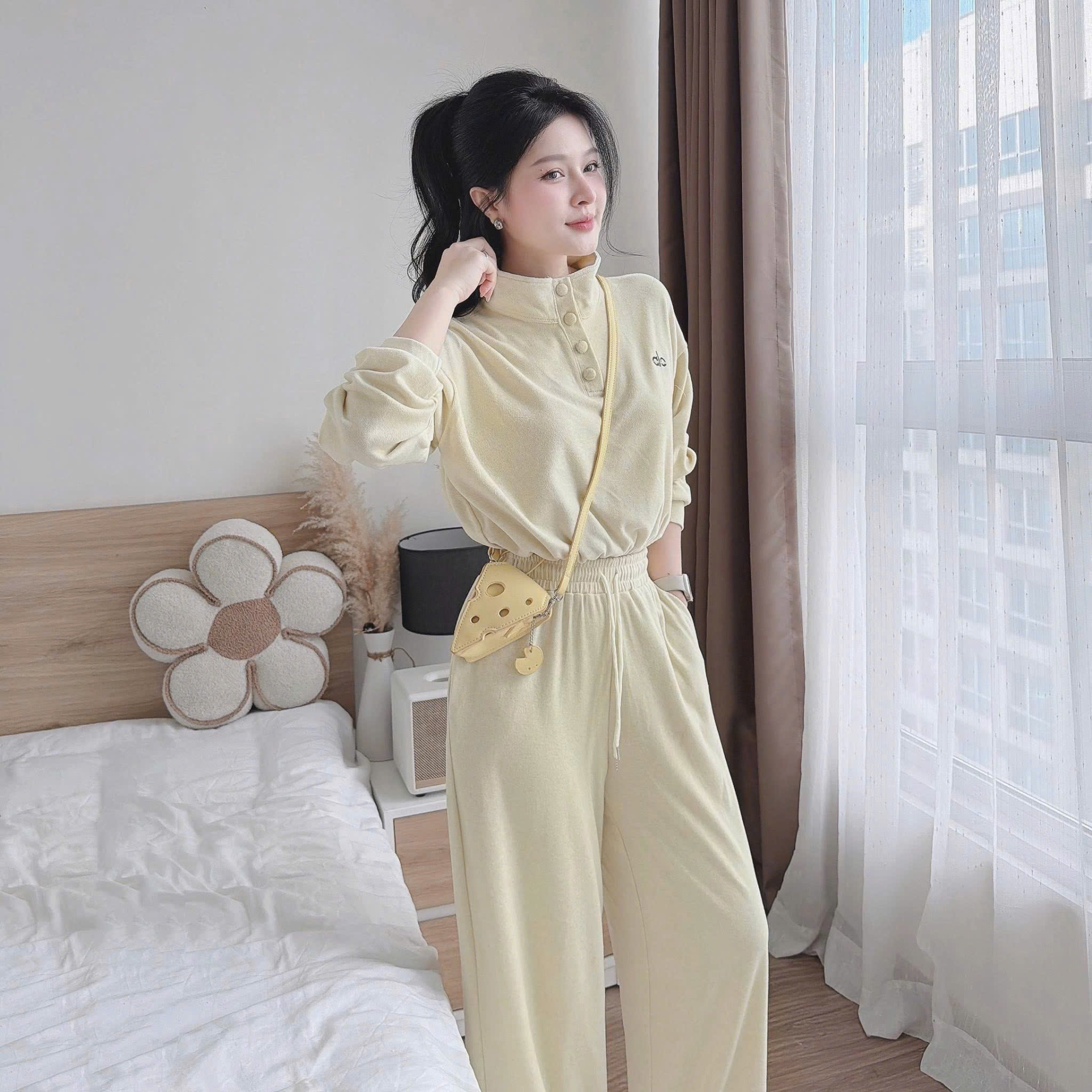 Bộ nỉ nữ cổ cao cúc bọc thêu logo ngực