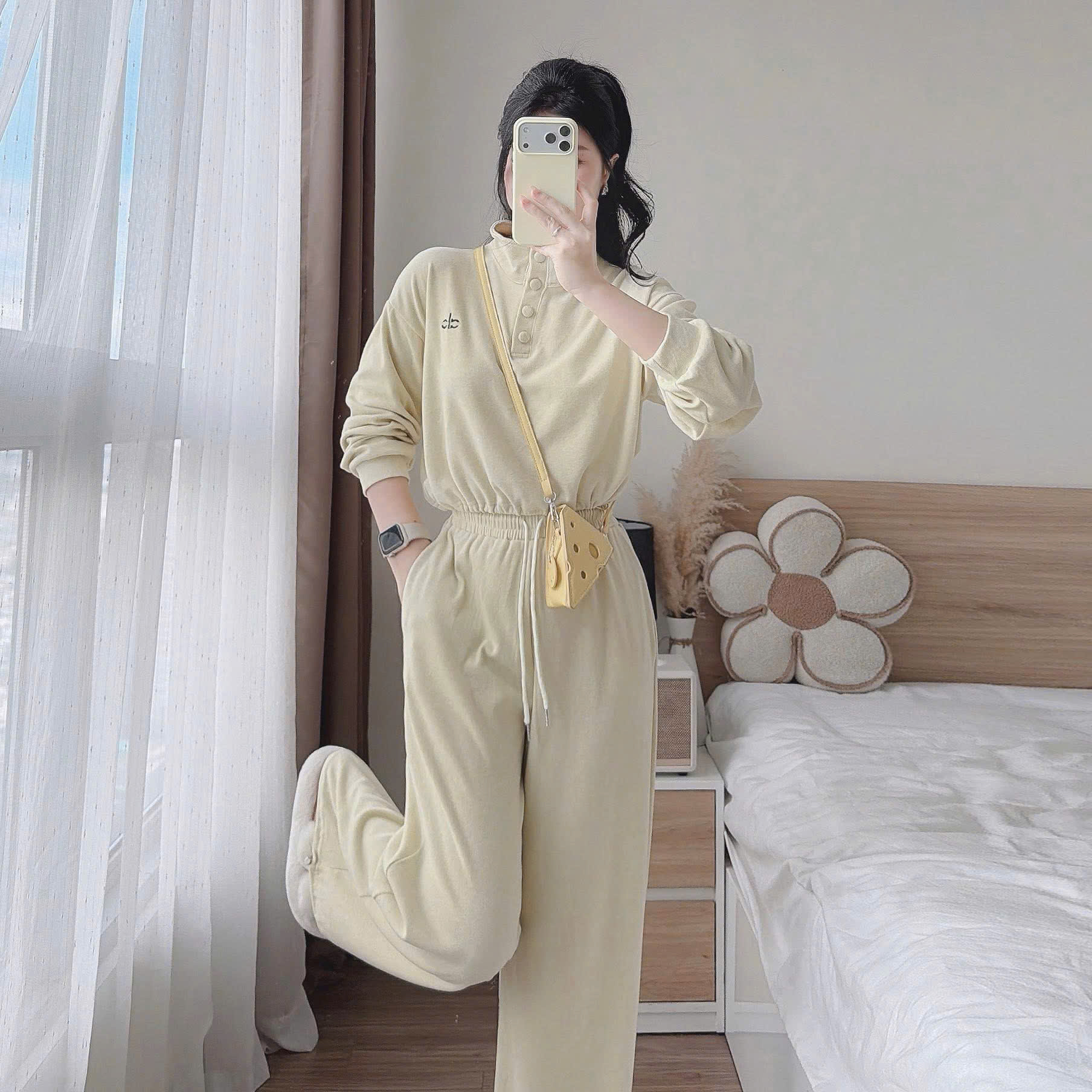 Bộ nỉ nữ cổ cao cúc bọc thêu logo ngực