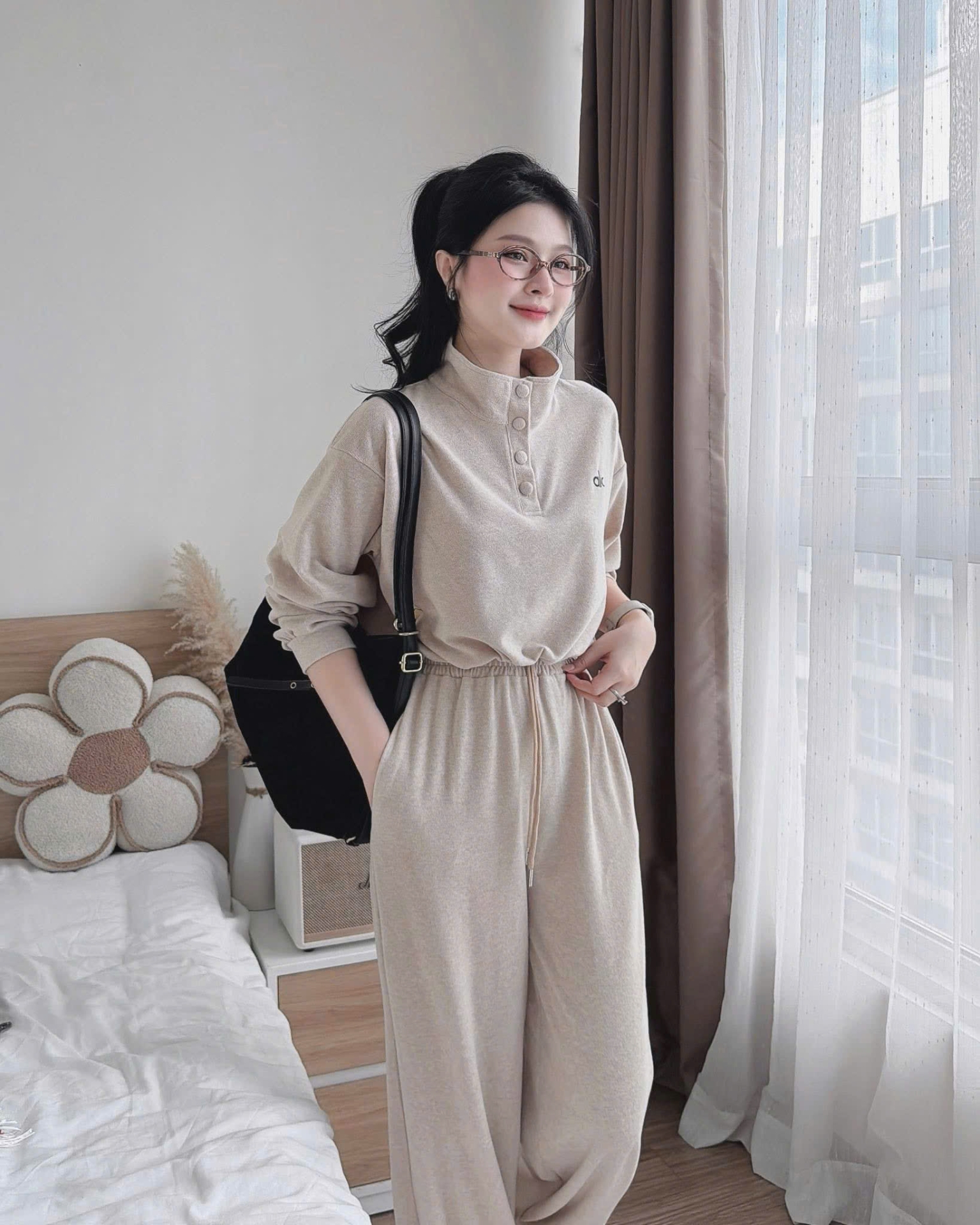 Bộ nỉ nữ cổ cao cúc bọc thêu logo ngực