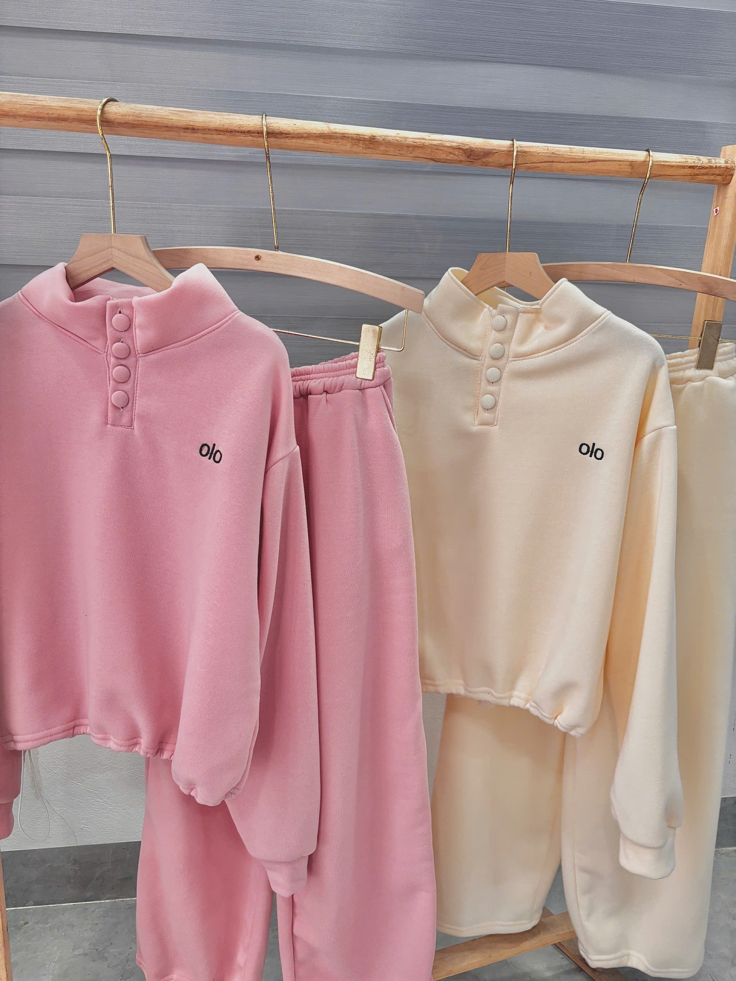 Bộ nỉ nữ cổ cao cúc bọc thêu logo ngực