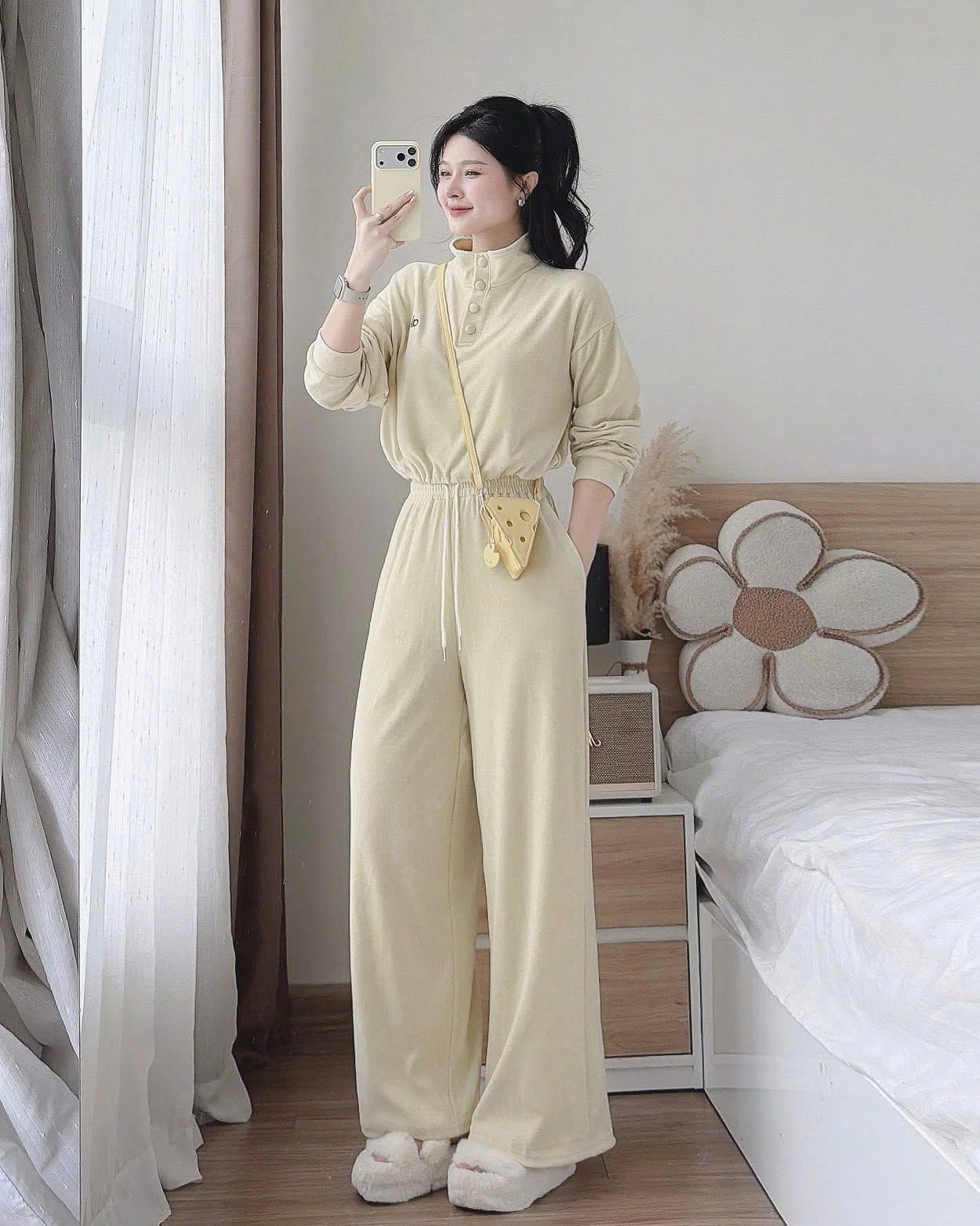 Bộ nỉ nữ cổ cao cúc bọc thêu logo ngực