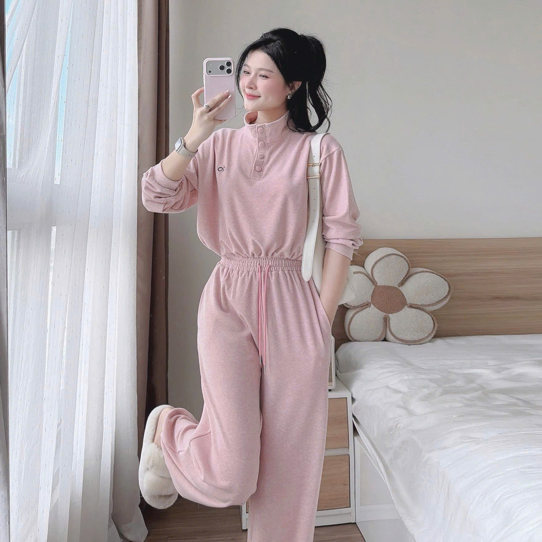 Bộ nỉ nữ cổ cao cúc bọc thêu logo ngực