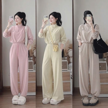 Bộ nỉ nữ cổ cao cúc bọc thêu logo ngực